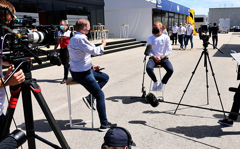 インタビューを受けるメルセデスのバルテリ・ボッタス、2021年4月29日F1ポルトガルGPにて