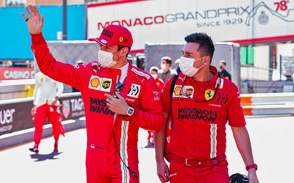 グランドスタンドのファンに手を振るフェラーリのシャルル・ルクレール、2021年F1モナコGPにて