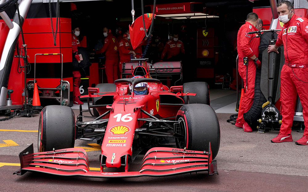 2021年5月23日のF1モナコGP決勝のグリッドに付くためガレージを出るフェラーリのシャルル・ルクレール