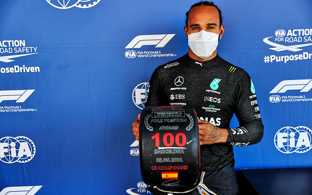 キャリア通算100回目のポールポジションを獲得したメルセデスのルイス・ハミルトン、2021年5月8日F1スペインGP予選にて