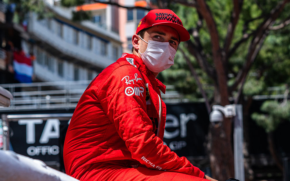 ピットウォールに腰掛けるフェラーリのシャルル・ルクレール、2021年5月23日F1モナコGPにて