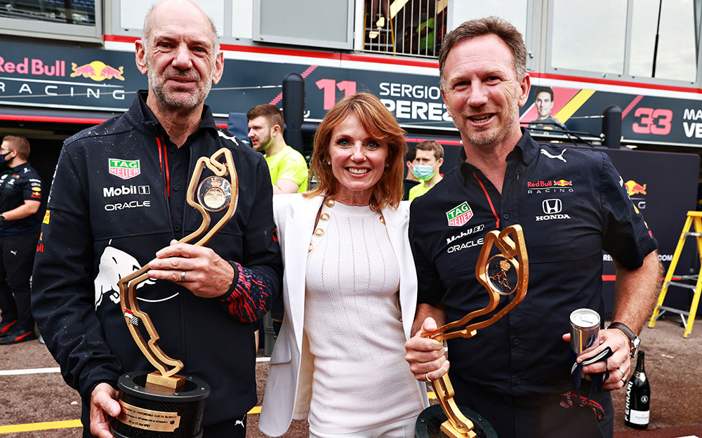 2021年5月23日、F1モナコGPで優勝を飾り祝杯を上げるレッドブル・ホンダのクリスチャン・ホーナー代表と妻のゲリ・ホーナー、チーフ・テクニカル・オフィサーのエイドリアン・ニューイ