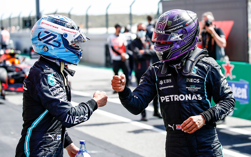 フロントロー独占の健闘を称え合うメルセデスのバルテリ・ボッタスとルイス・ハミルトン、2021年5月1日F1ポルトガルGP予選後