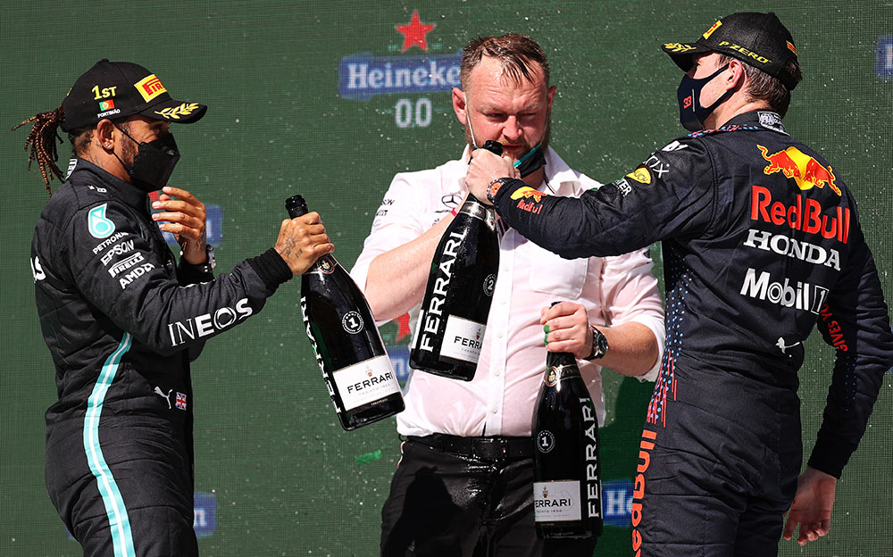 表彰台の上でお互いの健闘を称えるレッドブル・ホンダのマックス・フェルスタッペンとメルセデスのルイス・ハミルトン、2021年5月2日F1ポルトガルGP決勝レースにて