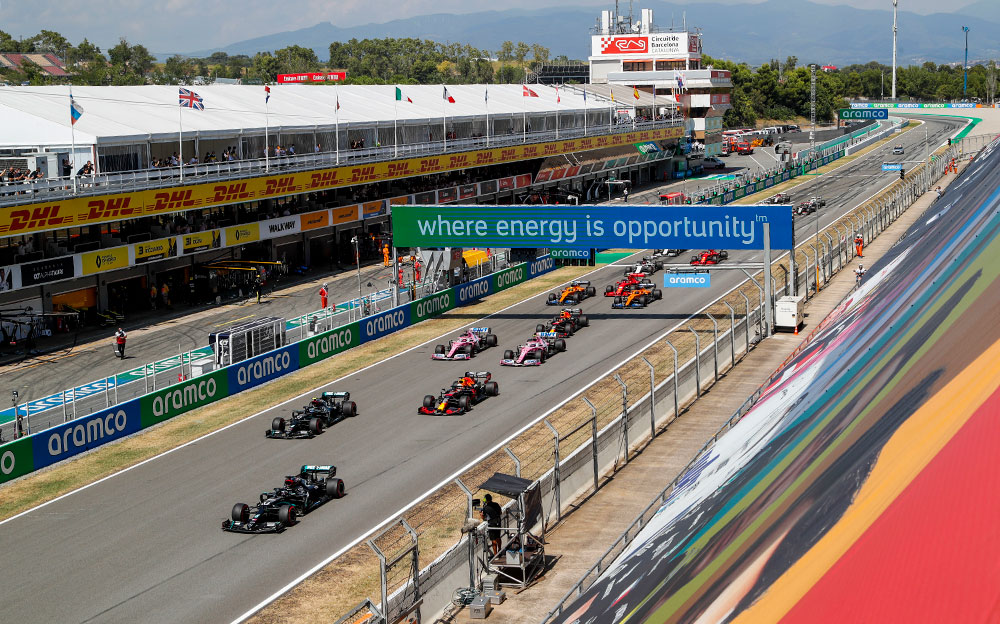 2020年F1スペインGP決勝レースのスタート直後のホームストレートの様子