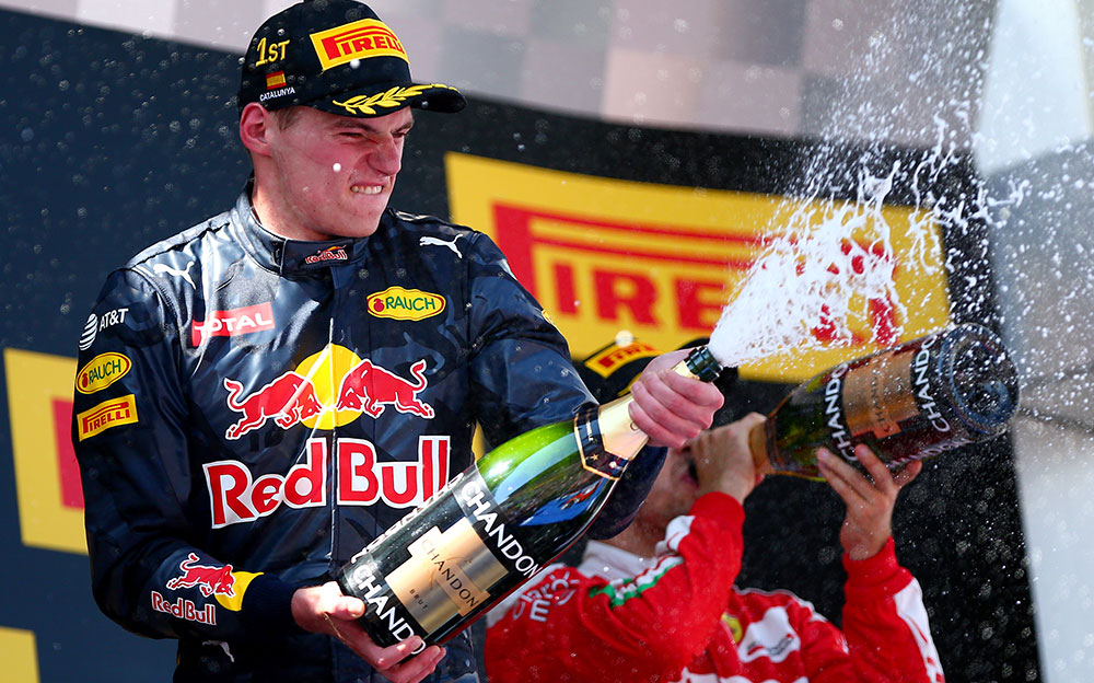 F1初優勝を飾りシャンパンをぶちまけるレッドブルのマックス・フェルスタッペン、2016年5月16日スペインGP決勝レースにて