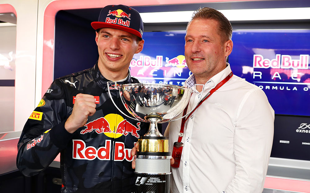 F1初優勝を喜ぶレッドブルのマックス・フェルスタッペンと父ヨス、2016年5月16日スペインGP決勝レースにて