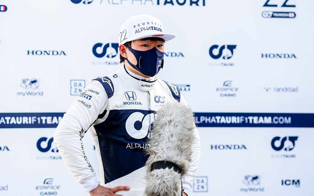 メディアインタビューに応えるアルファタウリ・ホンダの角田裕毅、2021年6月4日F1アゼルバイジャンGPにて