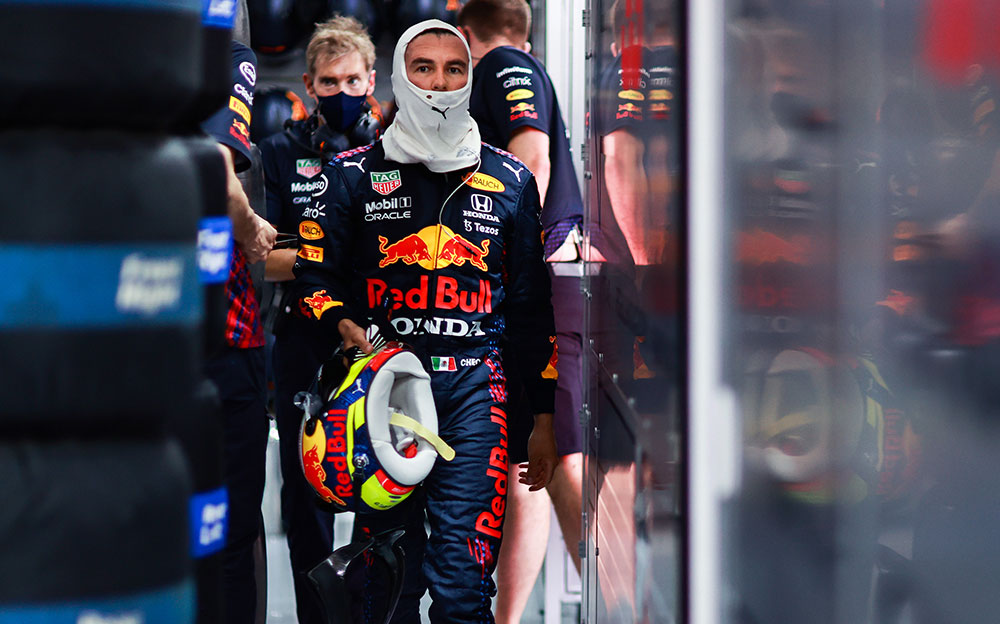ポール・リカール・サーキットのガレージ内を歩くレッドブル・ホンダのセルジオ・ペレス、2021年6月18日F1フランスGPフリー走行にて