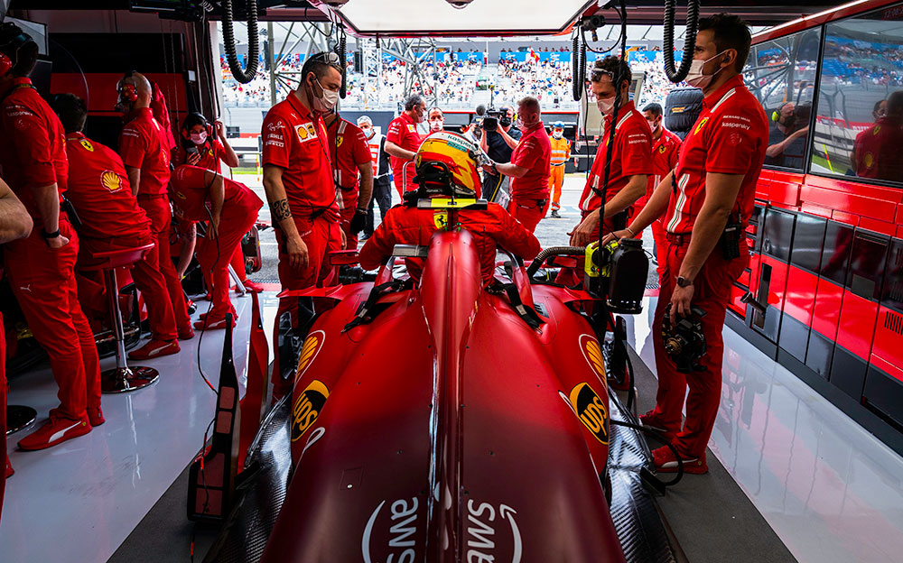 ガレージの中でSF21に乗り込むフェラーリのカルロス・サインツ、2021年6月18日F1フランスGPにて