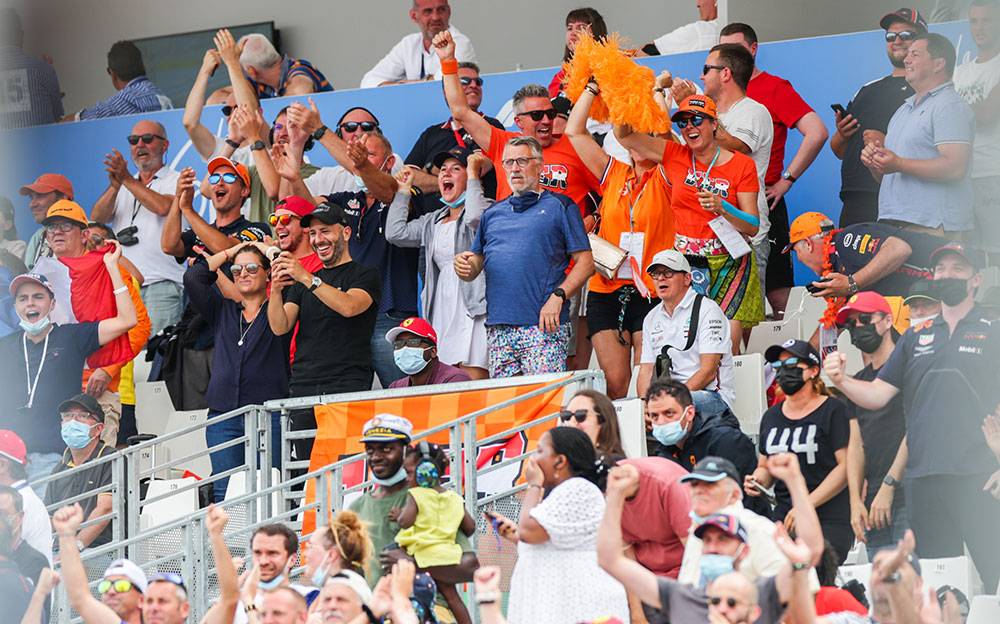 ポール・リカール・サーキットのグランドスタンドでレッドブル・ホンダのマックス・フェルスタッペンの優勝を喜ぶオランダ人F1ファン、2021年6月20日F1フランスGP決勝レース