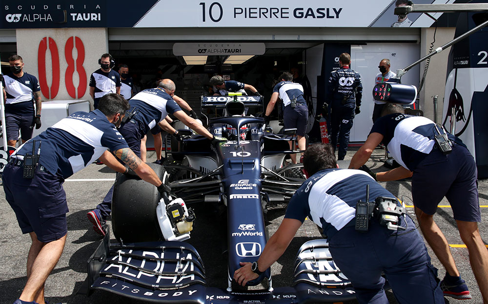ガレージに押し込まれるアルファタウリ・ホンダのピエール・ガスリー、2021年6月18日F1フランスGPフリー走行1にて
