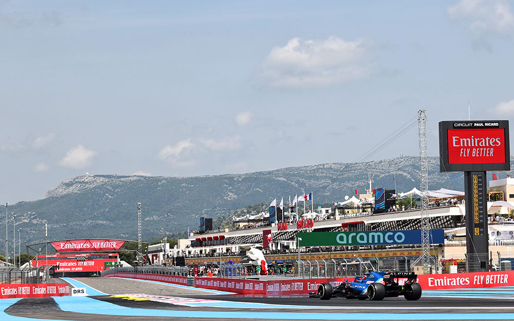 ポール・リカール・サーキットを走行するアルピーヌA521、2021年6月18日F1フランスGPフリー走行1にて