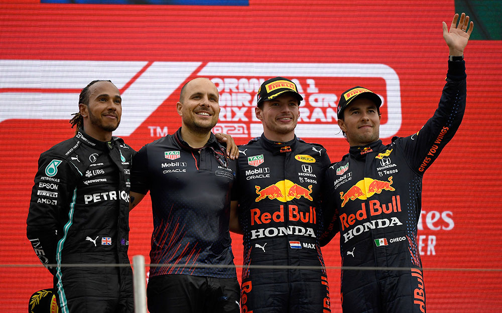2021年6月20日のF1フランスGP表彰台に上がったレッドブル・ホンダのマックス・フェルスタッペンとセルジオ・ペレスとレースエンジニアのジャンピエロ・ランビアーゼ、そしてメルセデスのルイス・ハミルトン