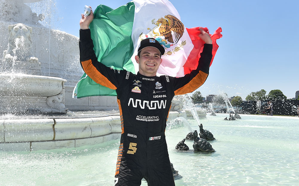 メキシコ国旗を掲げるマクラーレンSPのパトリシオ・オワード、2021年6月13日のインディカー第8戦デトロイト決勝レースにて