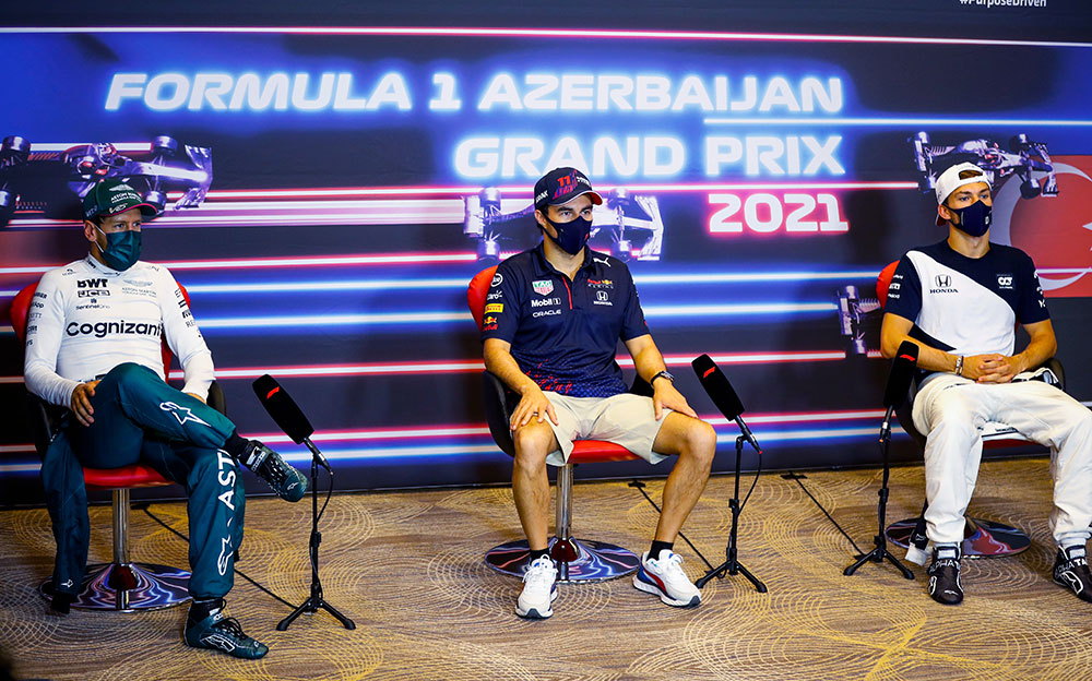 F1アゼルバイジャンGP決勝後のトップ3会見に出席したレッドブル・ホンダのセルジオ・ペレスとアルファタウリ・ホンダとピエール・ガスリーとアストンマーチンのセバスチャン・ベッテル