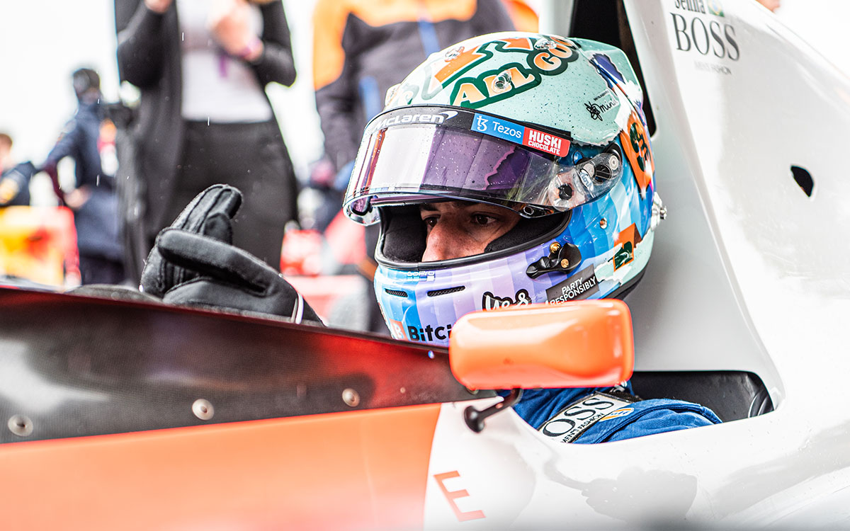 マクラーレン・ホンダMP4 5Bに乗るダニエル・リカルド、2021年グッドウッド・フェスティバル・オブ・スピード