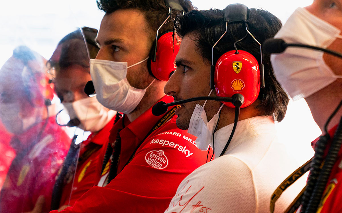 ガレージ内でモニターを見つめるフェラーリのカルロス・サインツ、2021年7月3日F1オーストリアGPにて