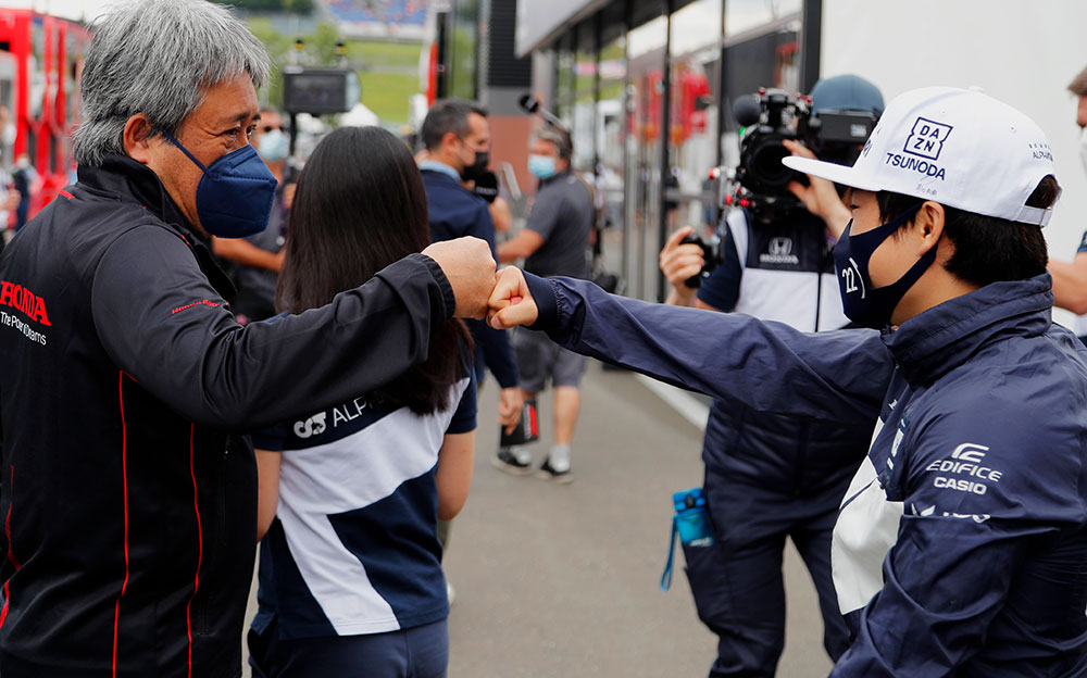 ホンダF1の山本雅史マネージング・ディレクターと拳を合わせるアルファタウリ・ホンダの角田裕毅、2021年7月2日F1オーストリアGP