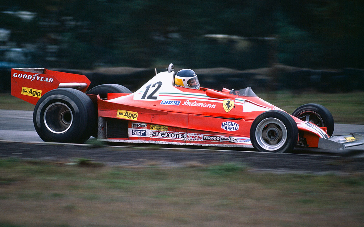 1977年型フェラーリF1マシン「312T2」をドライブするカルロス・ロイテマン