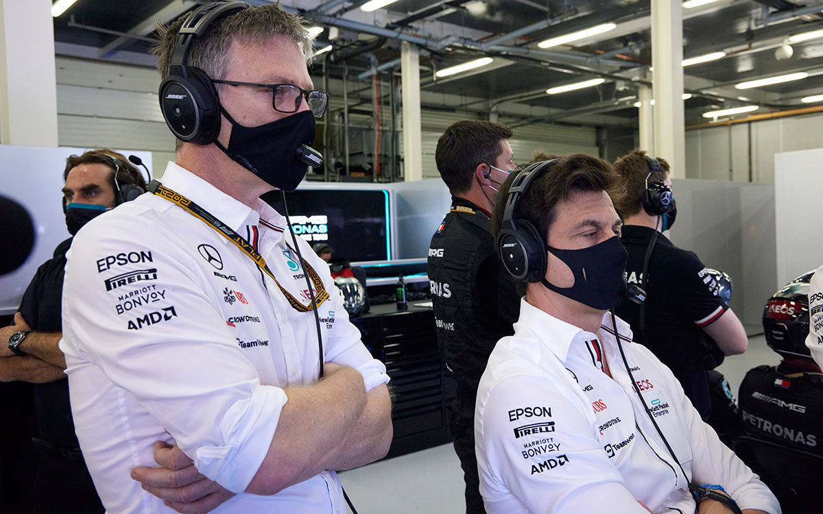 ガレージ内でモニターを見つめるメルセデスのトト・ウォルフ代表とジェームズ・アリソン、2021年F1イギリスGPにて