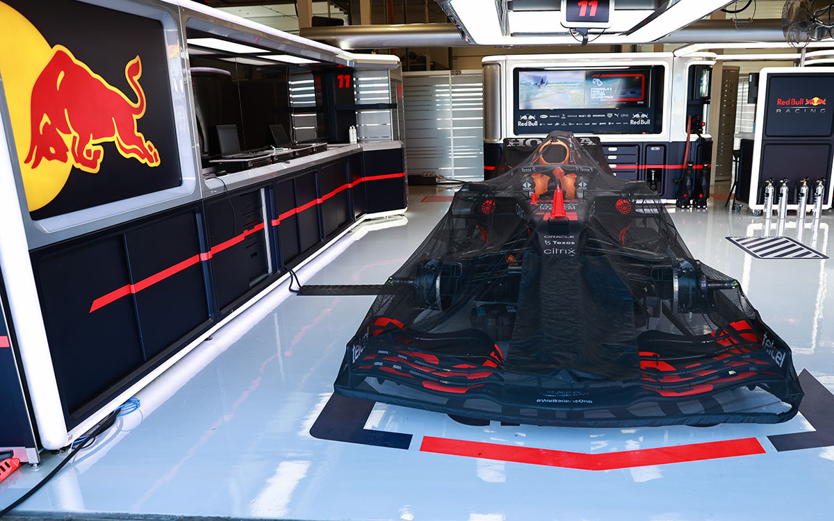 シルバーストン・サーキットのガレージ内でパルクフェルメ封印されるセルジオ・ペレスのレッドブル・ホンダRB16B、2021年7月18日F1イギリスGPにて