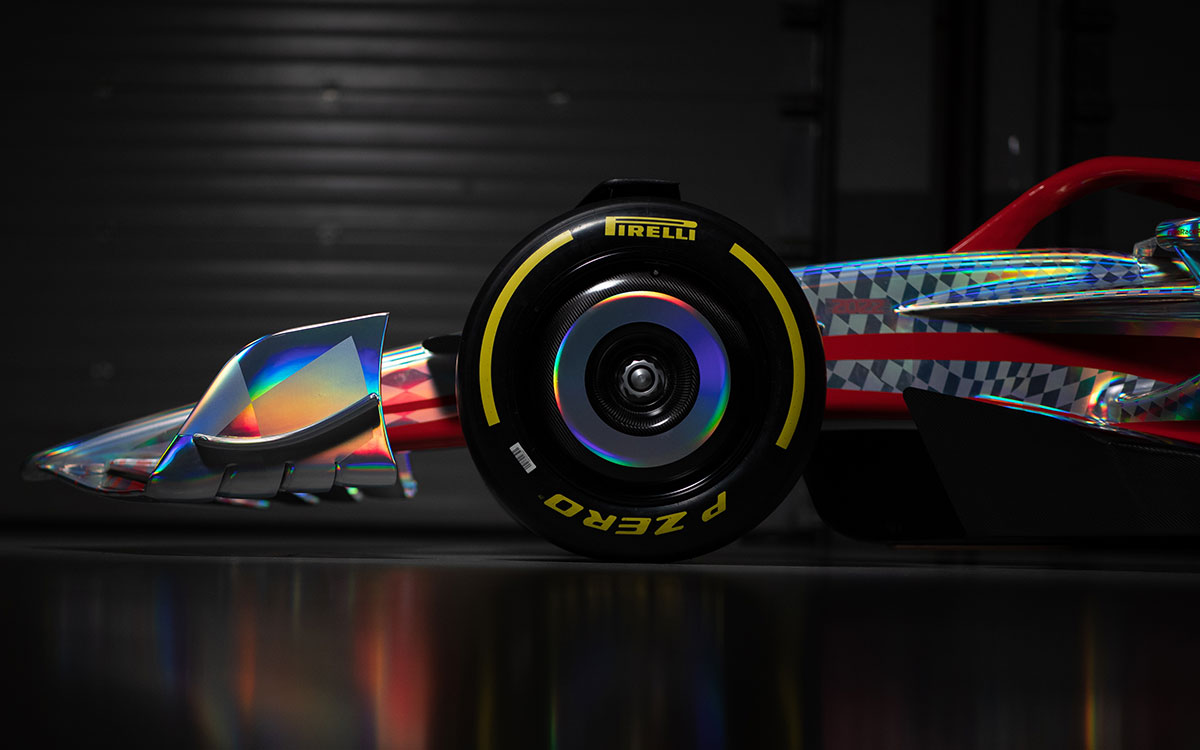 虹色の2022年型F1マシン実物大モデルの18インチタイヤとホイールカバー、2021年7月15日にF1イギリスGPの舞台シルバーストン・サーキットで開催されたイベント「F1 One Begins」にて (1)