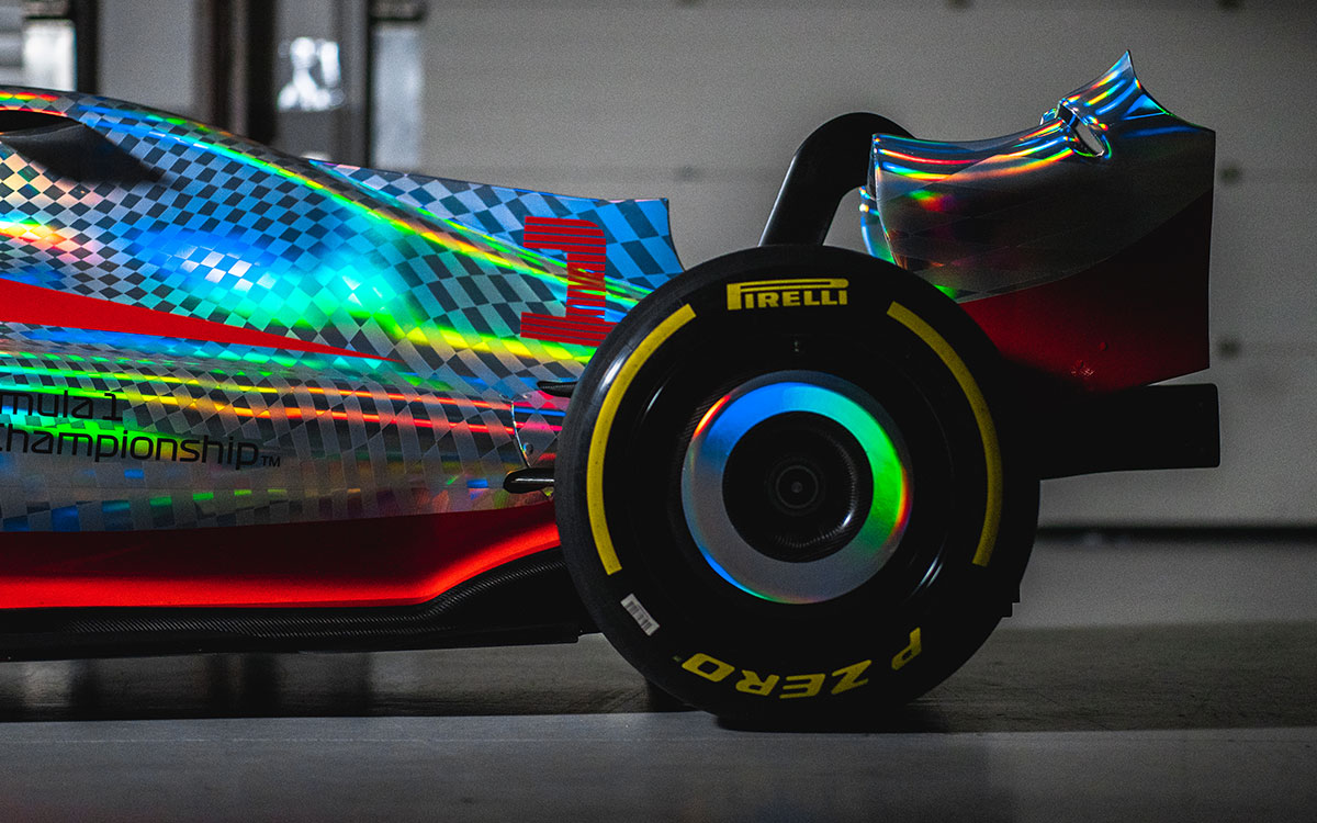 虹色の2022年型F1マシン実物大モデルのリア周り、2021年7月15日にF1イギリスGPの舞台シルバーストン・サーキットで開催されたイベント「F1 One Begins」にて