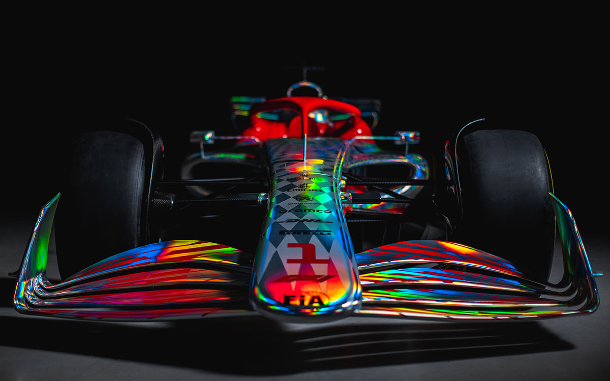 虹色の2022年型F1マシン実物大モデル正面、2021年7月15日にF1イギリスGPの舞台シルバーストン・サーキットで開催されたイベント「F1 One Begins」にて (3)