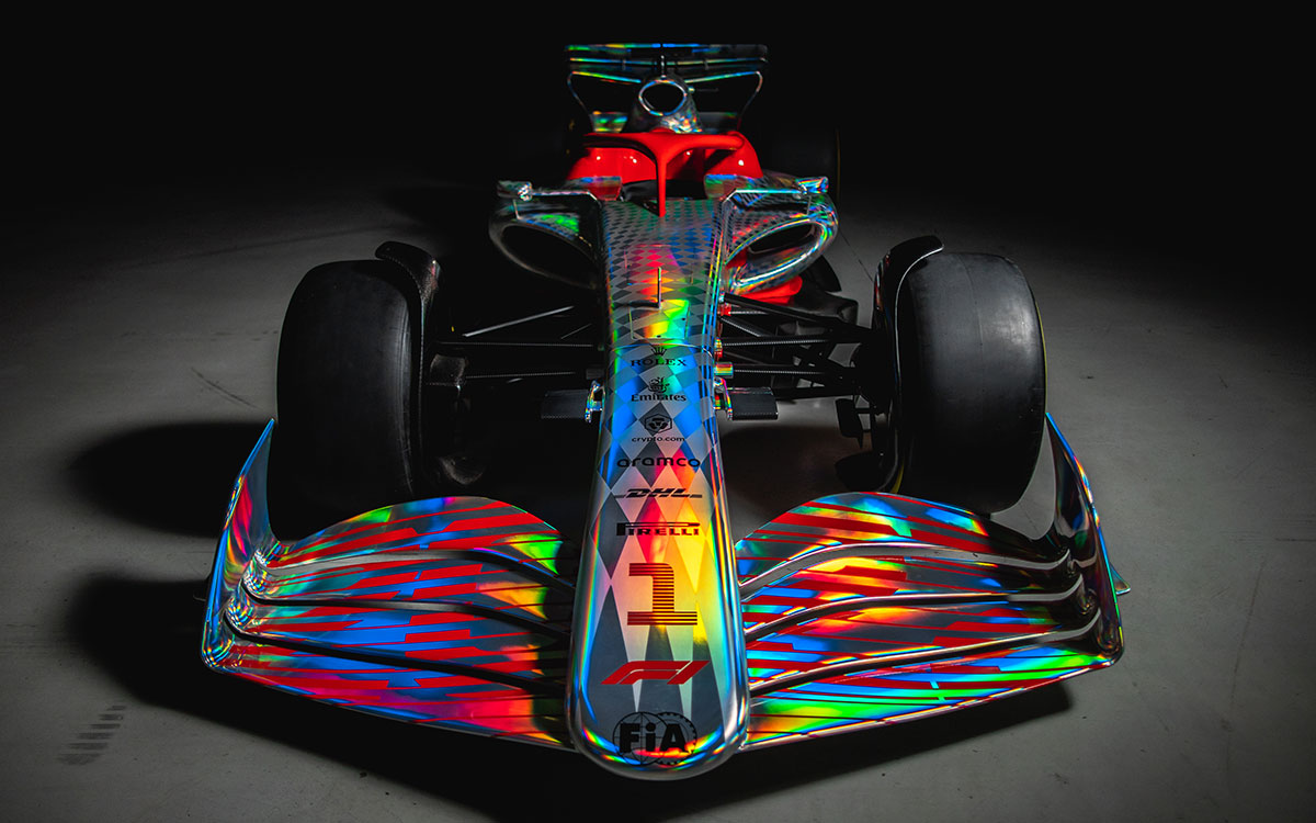 虹色の2022年型F1マシン実物大モデル正面、2021年7月15日にF1イギリスGPの舞台シルバーストン・サーキットで開催されたイベント「F1 One Begins」にて (4)