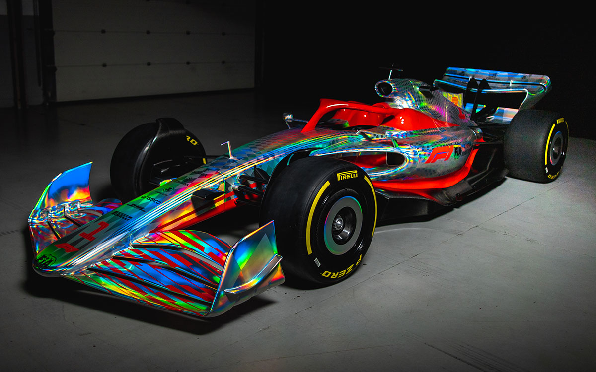 虹色の2022年型F1マシン実物大モデル全景、2021年7月15日にF1イギリスGPの舞台シルバーストン・サーキットで開催されたイベント「F1 One Begins」にて (1)