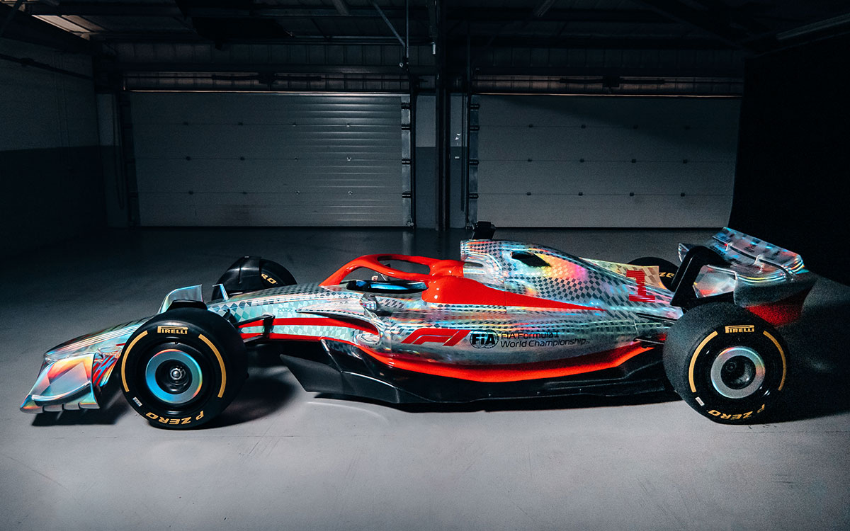 虹色の2022年型F1マシン実物大モデル全景、2021年7月15日にF1イギリスGPの舞台シルバーストン・サーキットで開催されたイベント「F1 One Begins」にて (3)