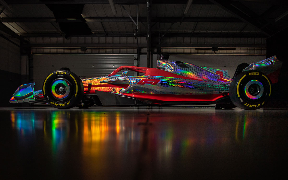 虹色の2022年型F1マシン実物大モデル全景、2021年7月15日にF1イギリスGPの舞台シルバーストン・サーキットで開催されたイベント「F1 One Begins」にて (4)