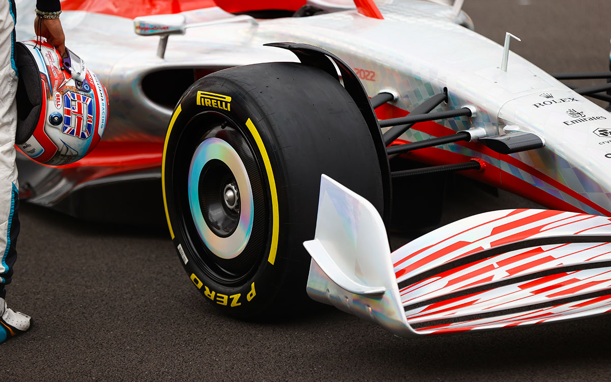 2022年型F1マシンの実物大モデルのフロントタイヤとホイールカバー、2021年7月15日F1イギリスGPの舞台シルバーストン・サーキットのコース上にて (1)