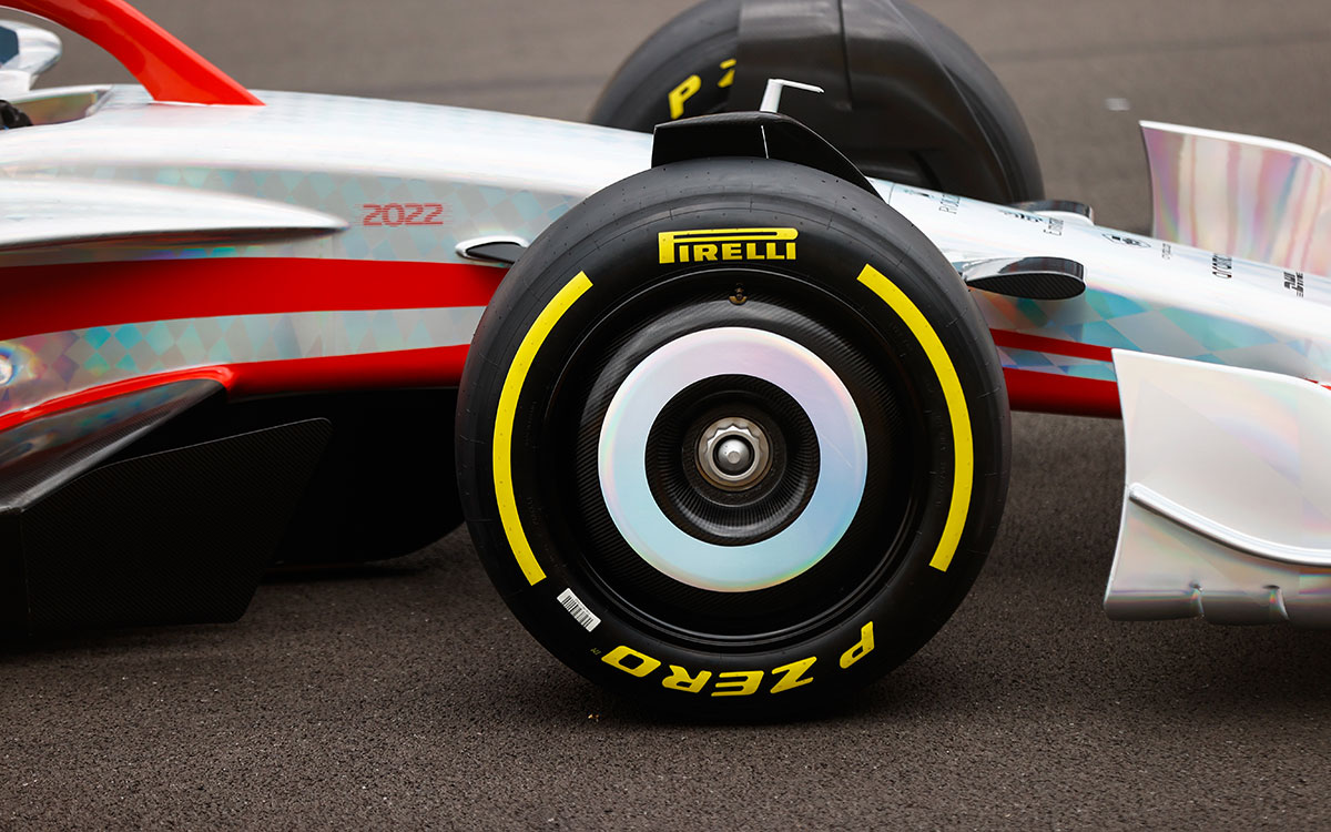 2022年型F1マシンの実物大モデルのフロントタイヤとホイールカバー、2021年7月15日F1イギリスGPの舞台シルバーストン・サーキットのコース上にて (6)