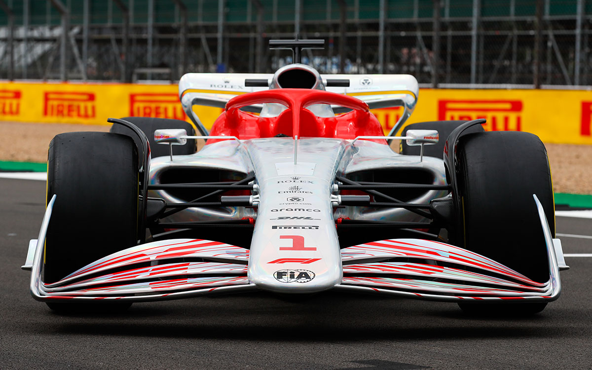 2022年型F1マシンの実物大モデルの正面、2021年7月15日F1イギリスGPの舞台シルバーストン・サーキットのコース上にて (1)
