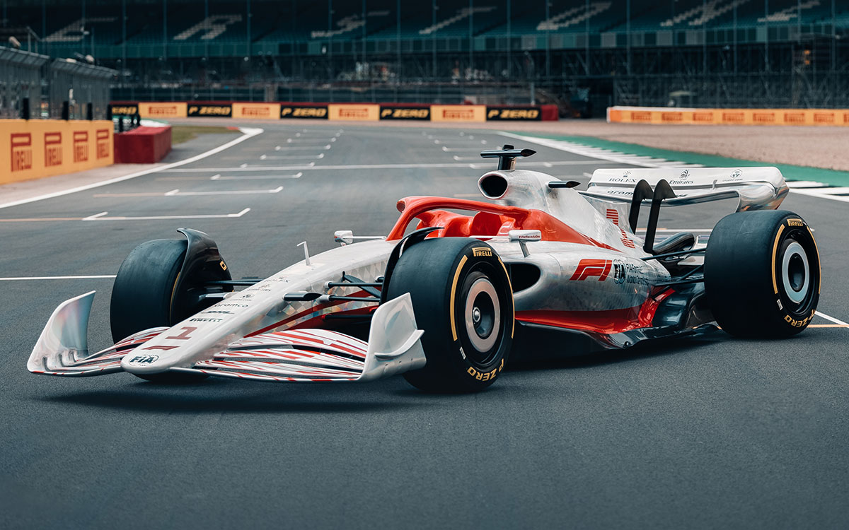 2022年型F1マシンの実物大モデルの全景、2021年7月15日F1イギリスGPの舞台シルバーストン・サーキットのコース上にて (2)
