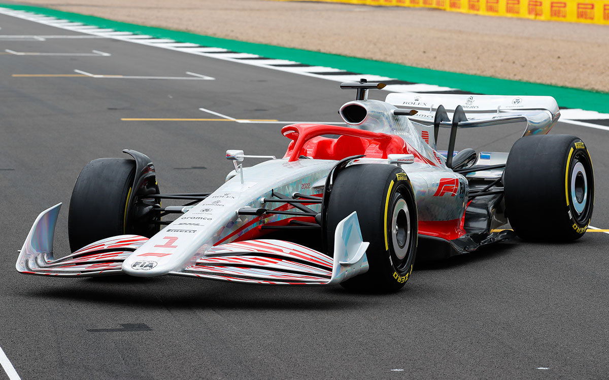 2022年型F1マシンの実物大モデルの全景、2021年7月15日F1イギリスGPの舞台シルバーストン・サーキットのコース上にて (3)