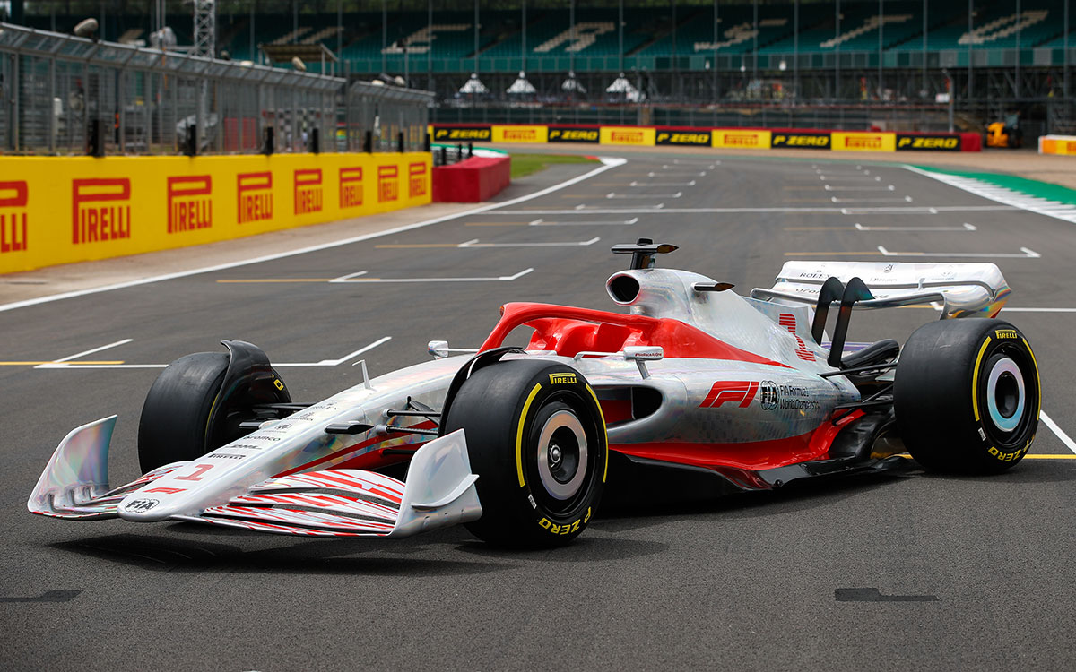 2022年型F1マシンの実物大モデルの全景、2021年7月15日F1イギリスGPの舞台シルバーストン・サーキットのコース上にて (5)