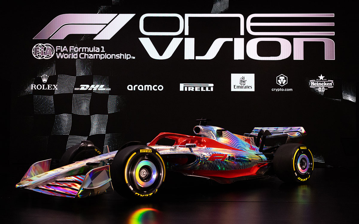 虹色の2022年型F1マシン実物大モデル、2021年7月15日にF1イギリスGPの舞台シルバーストン・サーキットで開催されたイベント「F1 One Begins」にて (1)