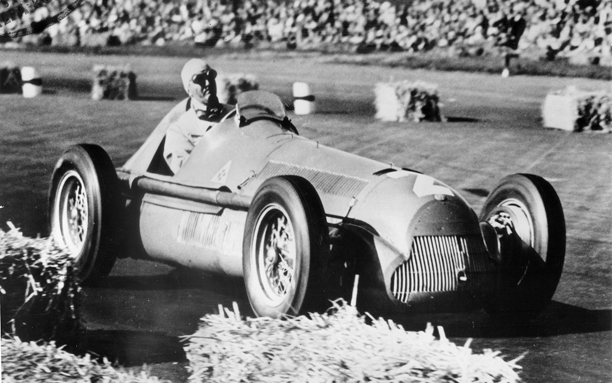 1950年5月13日、シルバーストン・サーキットでのF1イギリスGPでアルファロメオ158を駆り優勝したジュゼッペ・ファリーナ