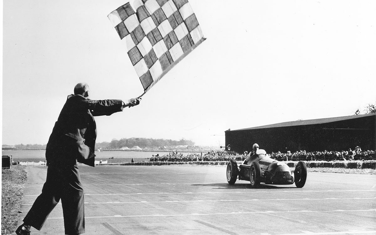 1950年5月13日、シルバーストン・サーキットでのF1イギリスGPでアルファロメオ158を駆るファン・マヌエル・ファンジオ