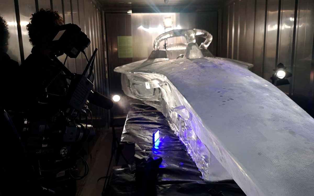 7トンもの氷を使って制作されたヴァージン・レーシングのレースカー、2021年FIAフォーミュラE世界選手権ロンドンE-Prixににて (2)