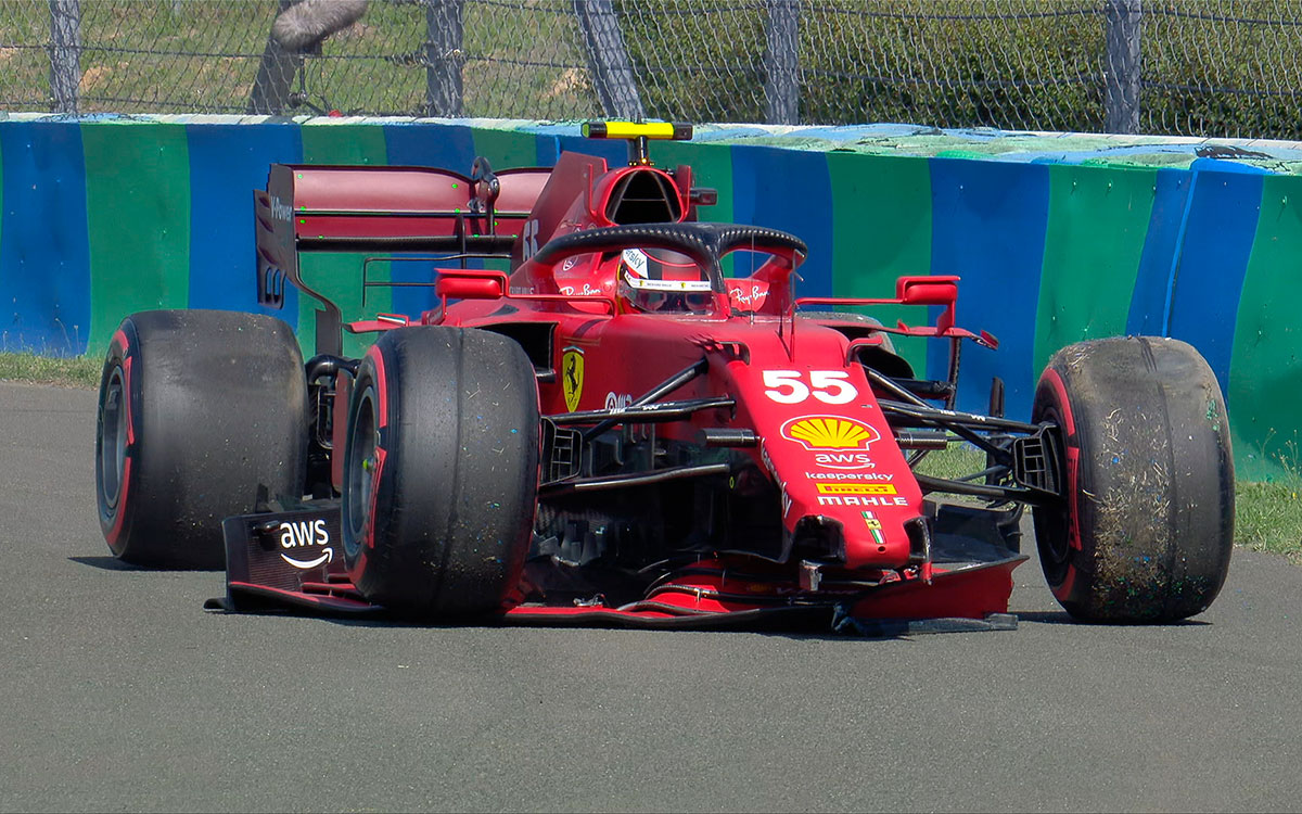 クラッシュを喫したフェラーリのカルロス・サインツ、2021年7月31日F1ハンガリーGP予選Q2にて