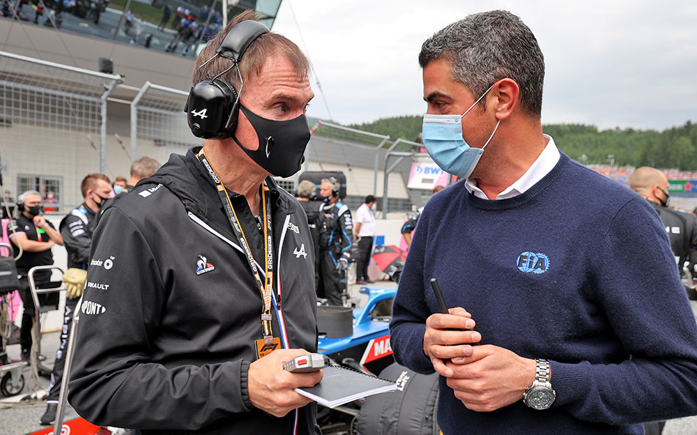 FIAレースディレクターを務めるマイケル・マシとアルピーヌのトラックサイド・オペレーション部門を率いるアラン・パーメイン、2021年7月4日F1オーストリアGPにて