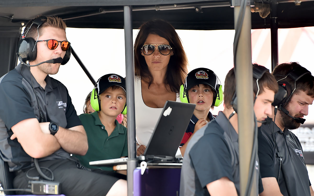 ロマン・グロージャンのインディカー初オーバルテストを見守る妻マリオンと子供たち、2021年7月27日ゲートウェイ・インターナショナル・レースウェイにて