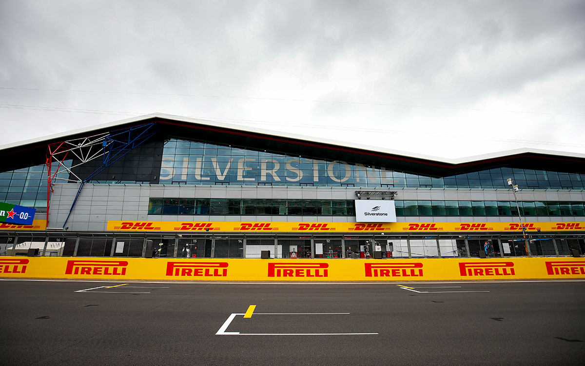 シルバーストン・サーキットのピットビル、2021年7月15日F1イギリスGPにて
