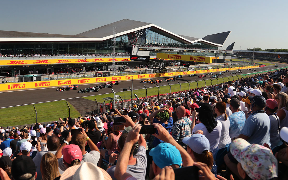 2021年7月17日F1イギリスGPスプリント予選レース開始直後のグランドスタンドとハミルトンストレート