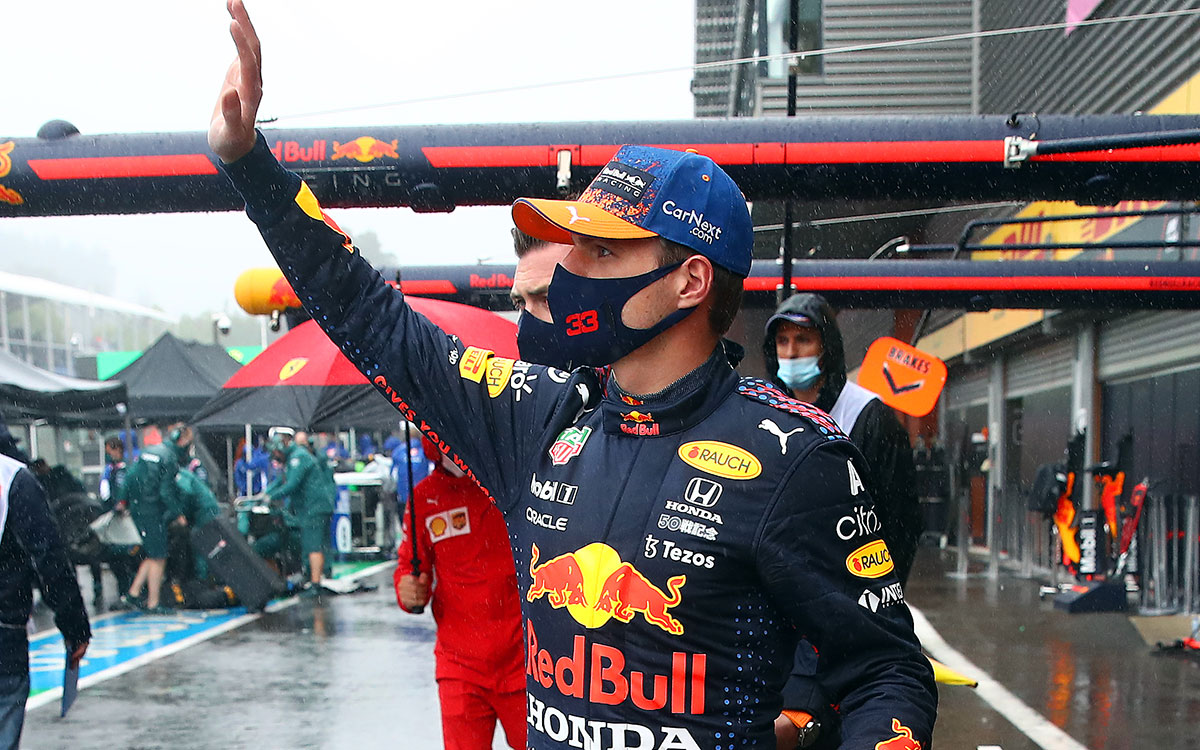 雨の中、レースを待ち続けたファンに手を振るレッドブル・ホンダのマックス・フェルスタッペン、2021年8月29日F1ベルギーGP決勝レースにて
