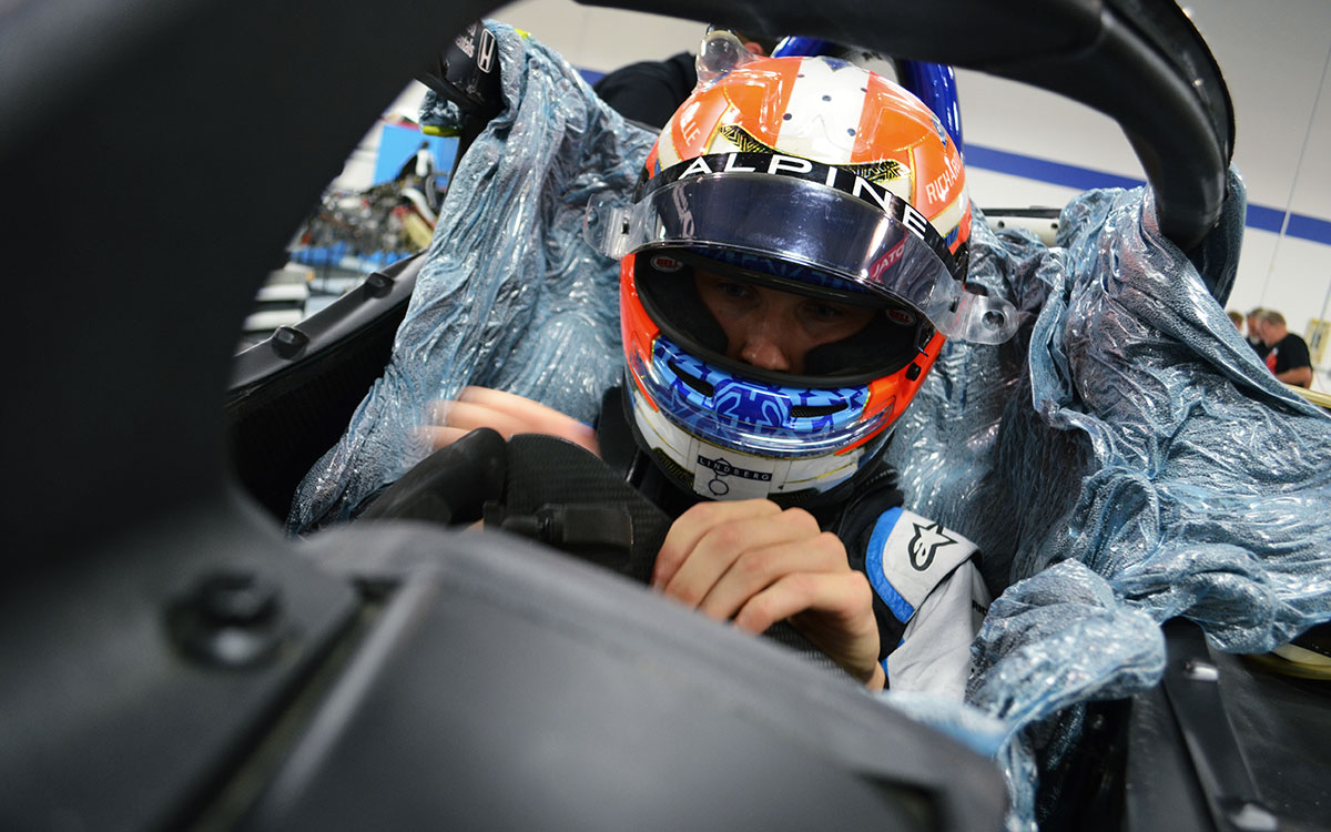 レイホール・レターマン・ラニガン・レーシングでのインディカーデビューに向けてシート合わせを行うアルピーヌF1育成のクリスチャン・ルンガー (2)